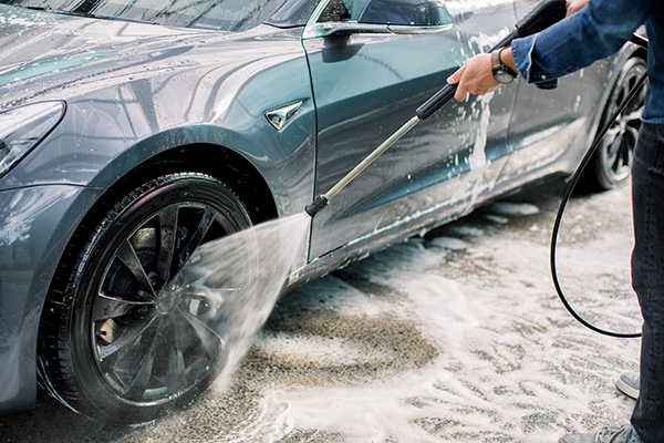 Do's and Don'ts When Washing Your Car at Home